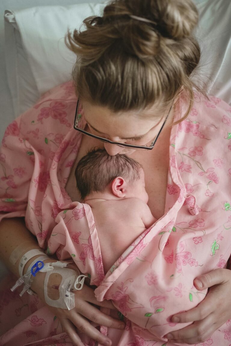 Bild einer Mutter mit ihrem neugeborenen Baby auf der Brust.