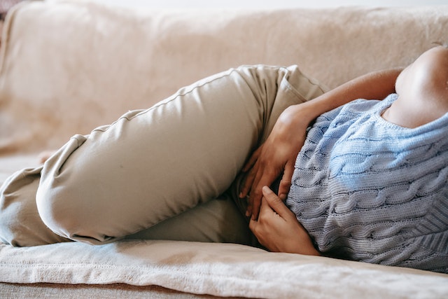 Bild einer Frau mit Schmerzsymptomen - 5 Mythen PCOS